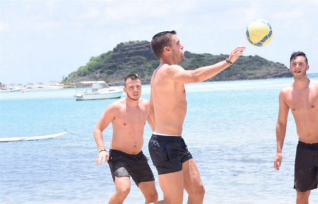 Strootman cũng đã không quên lôi kéo các chiến hữu thi tài với môn bóng đá bãi biển.