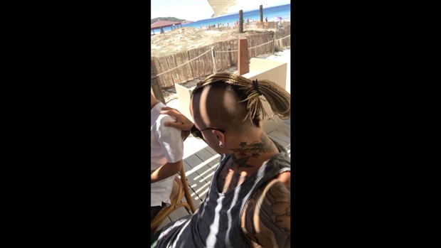 Để có được kiểu tóc búi độc lạ này, có lẽ tiền vệ của AS Roma đã phải tốn không ít thời gian và tiền bạc.