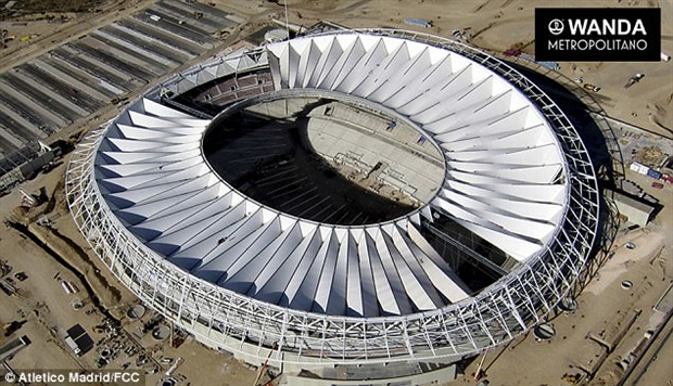 Các công nhân đang nỗ lực đẩy nhanh tiến độ thi công để có thể đưa sân vào hoạt động trong 6 tuần tới.