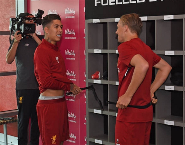 Các ngôi sao của Liverpool tay bắt mặt mừng khi gặp lại.