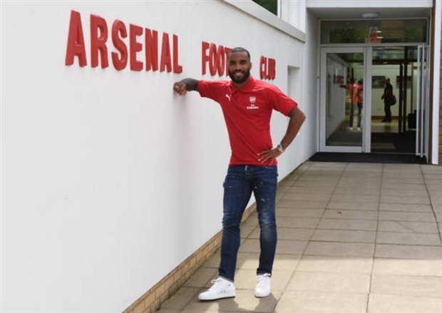 Alexandre Lacazette bằng xương, bằng thịt đã có mặt tại Arsenal.