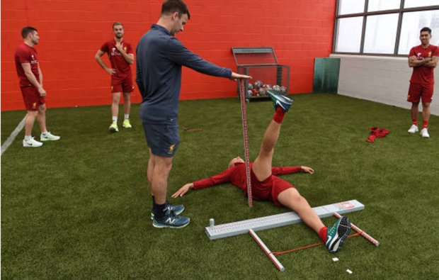 Các nhân viên y tế phải làm việc hết công suất trong việc kiểm tra sức khỏe cho các cầu thủ Liverpool