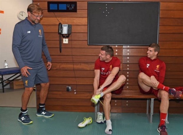 HLV Klopp cũng rất vui mừng khi được gặp lại các học trò sau hơn 1 tháng chia tay.