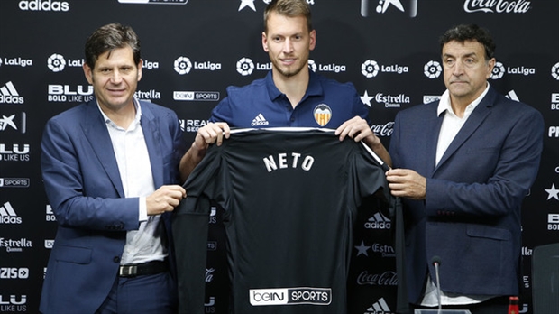 Neto sẽ cống hiến cho Bầy Dơi trong 4 năm, và đội chủ sân Mestalla đã phải trả khoản phí 7.5 triệu euro cho Juventus.
