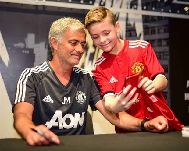 Mourinho tiều tụy trong ngày trở lại Manchester  - Bóng Đá