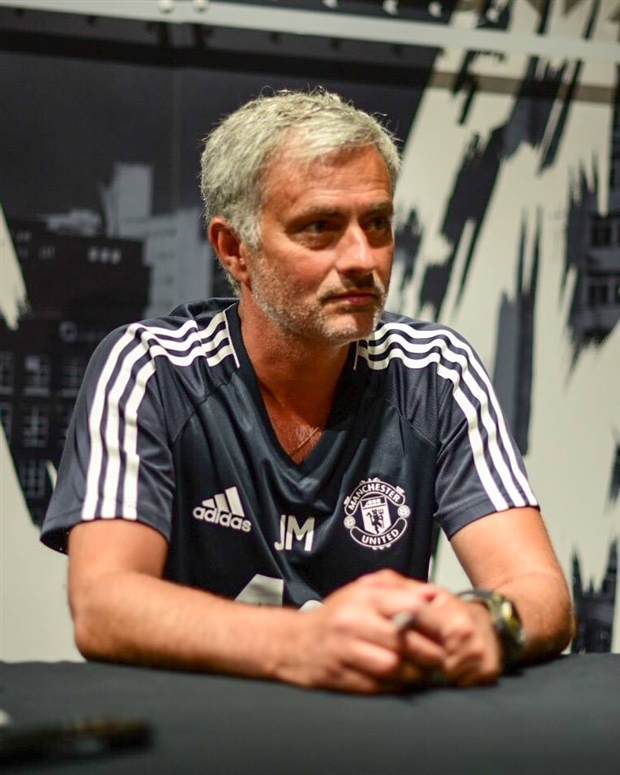 Không khó để nhận ra sự mệt mọi trên gương mặt của Mourinho.