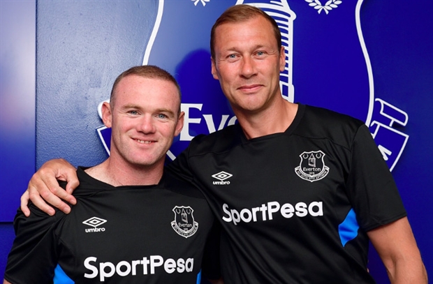 Rooney được chào đón rất nhiệt liệt khi trở lại mái nhà xưa.