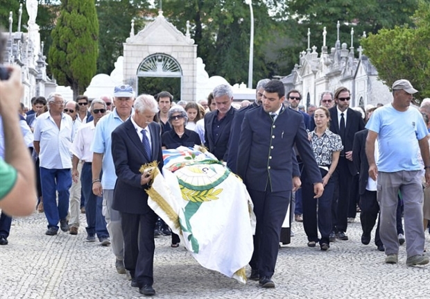 Khi vừa qua ông đã phải trở về quê nhà để chịu tang cha.