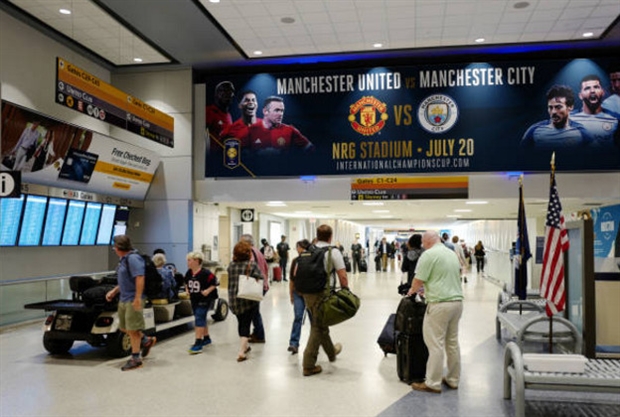 Derby Manchester được quảng bá rầm rộ tại sân bay Mỹ - Bóng Đá