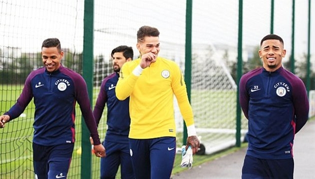 Derby Manchester được quảng bá rầm rộ tại sân bay Mỹ - Bóng Đá