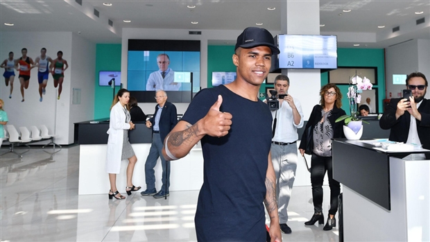 Phải rất vất vả thì ngôi sao người Brazil mới thoát được vòng vây.