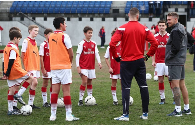 Trước giờ thi đấu, sao Arsenal 'làm loạn' bệnh viên ở Sydney - Bóng Đá