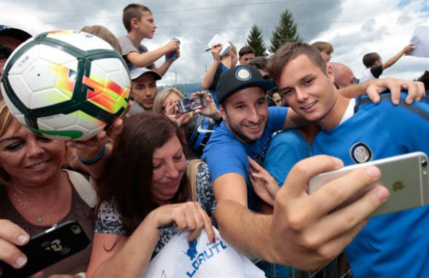 Mặc mưa gió, NHM chấp nhận đợi hàng giờ chờ Inter - Bóng Đá