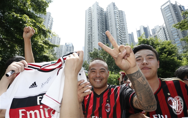 Nhiều CĐV đã chấp nhận đứng nhiều giờ liên trước khu vực tập trung chỉ để được gặp trực tiếp các thần tượng.