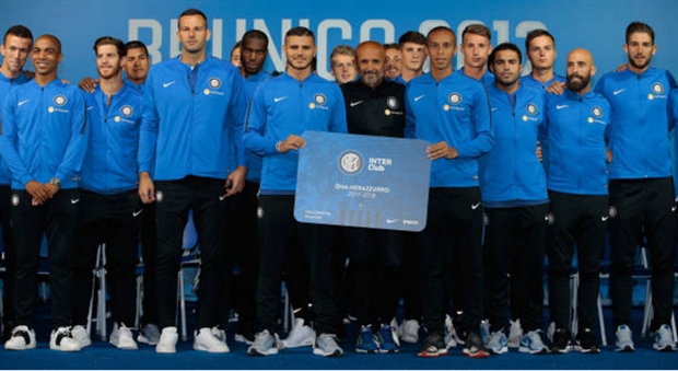 Mặc mưa gió, NHM chấp nhận đợi hàng giờ chờ Inter - Bóng Đá