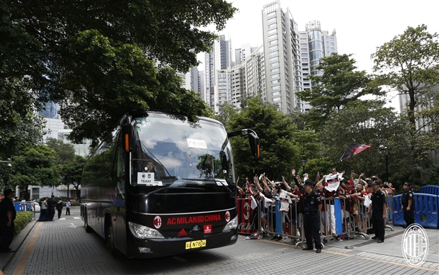 Chiếc xe bus chở các ngôi sao từ Italia cũng đã xuất hiện.