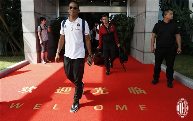 Bacca, cầu thủ đang có khả năng rời Milan trong mùa Hè này cũng có mặt.