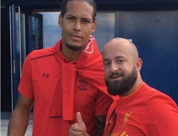 Van Dijk chụp ảnh với fan Liverpool, tiếp bước Salah? - Bóng Đá