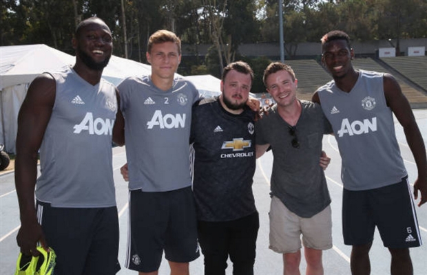 Sao Game of Thrones thích thú khi được Man Utd trao cúp tại Mỹ - Bóng Đá