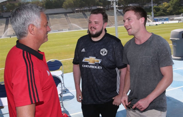 Sao Game of Thrones thích thú khi được Man Utd trao cúp tại Mỹ - Bóng Đá