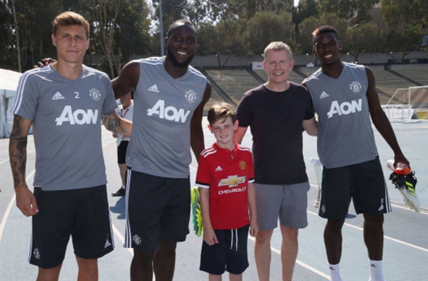 Sao Game of Thrones thích thú khi được Man Utd trao cúp tại Mỹ - Bóng Đá