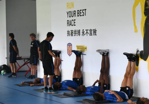 Dàn sao Inter lần lượt 'úp mặt vào tường' khi tập luyện - Bóng Đá