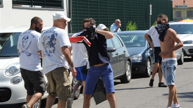 Chỉ là giao hữu, nhưng fan Brescia và Cagliari vẫn có cớ đánh nhau - Bóng Đá