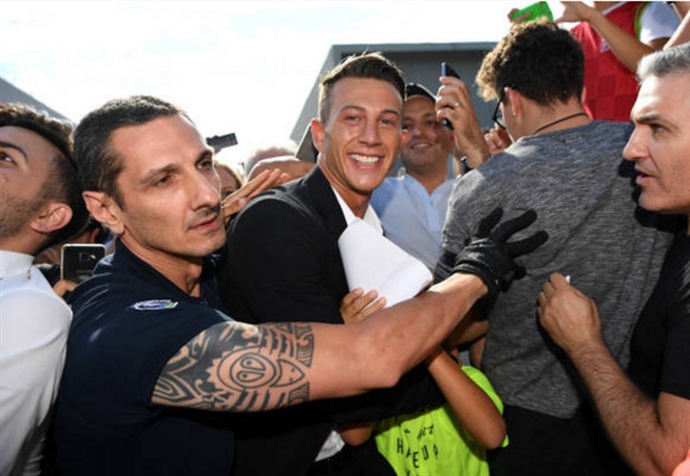 Số 10 mới, Bernardeschi đã có mặt tại Juventus - Bóng Đá