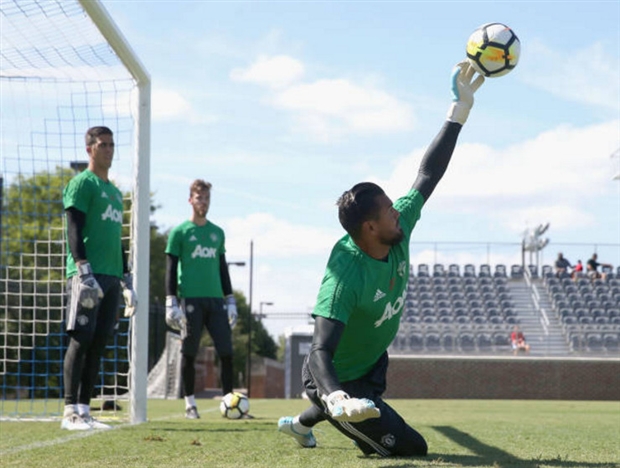 Young và De Gea như tri kỷ trên sân tập của Man Utd - Bóng Đá