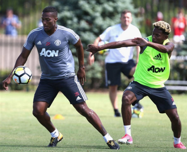 Young và De Gea như tri kỷ trên sân tập của Man Utd - Bóng Đá
