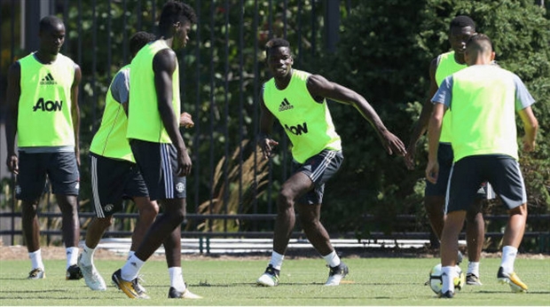 Young và De Gea như tri kỷ trên sân tập của Man Utd - Bóng Đá