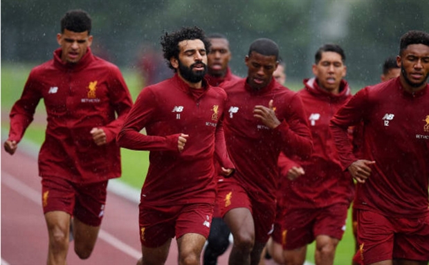 Mặt dù trời vẫn mưa rất nặng hạt.