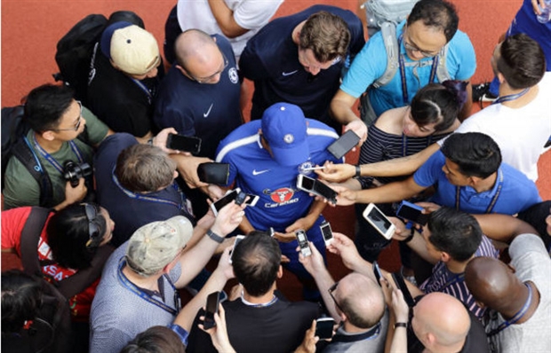 HLV Conte đã bị các phóng viên vây chặt trong buổi tập mới đây của Chelsea.