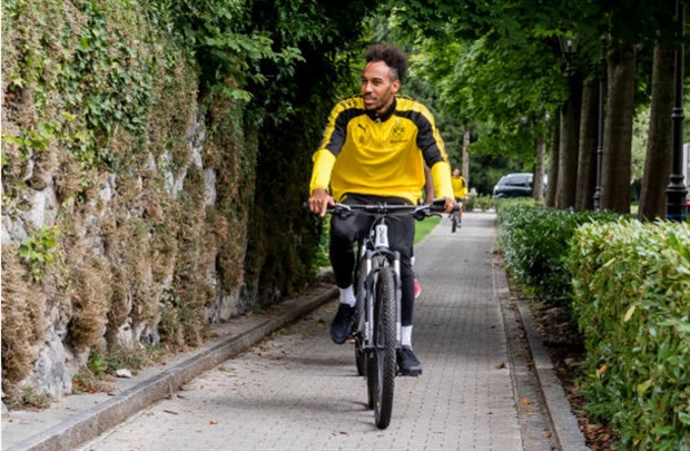 Chốt xong tương lai, Aubameyang tươi cười chào NHM Dortmund - Bóng Đá