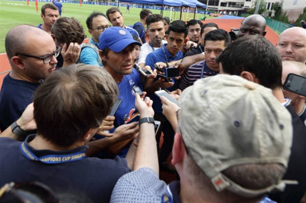 Bị phóng viên 'vây', Conte trút giận lên Morata? - Bóng Đá