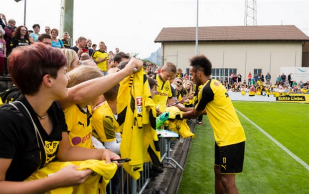 NHM của Dortmund rõ ràng là rất vui mừng vì ngôi sao người Gabon đã ở lại.