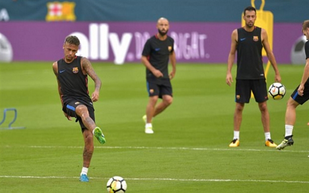 Ngôi sao 25 tuổi này tỏ ra như thể chưa từng có chuyện gì xảy trong ngày hôm trước.