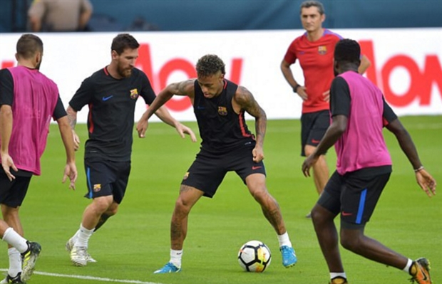 Neymar vẫn tập luyện bình thường bên cạnh các đồng đội tại Barcelona.
