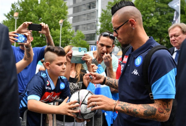 Bên ngoài khu vực họp báo, bầu không khí cũng rất náo nhiệt.