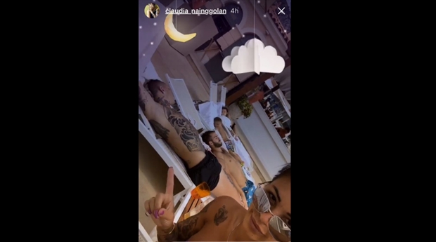 Sau đó cả 2 thậm chí còn cùng nhau đi nghỉ tại Montecarlo