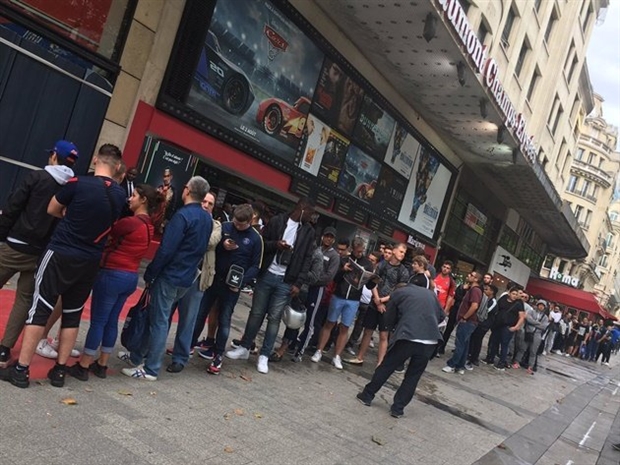 Rất nhiều CĐV đã phải chờ hàng giờ đồng hồ để có được những chiếc áo của ngôi sao người Brazil.