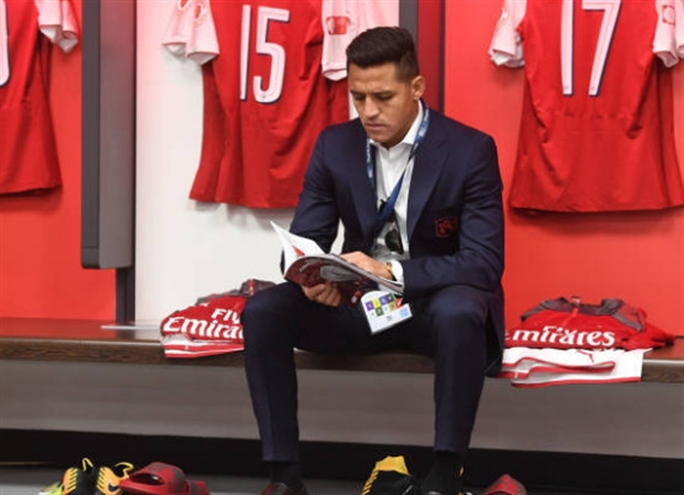 Sanchez trông có vẻ khá căng thẳng trước thềm trận đấu.