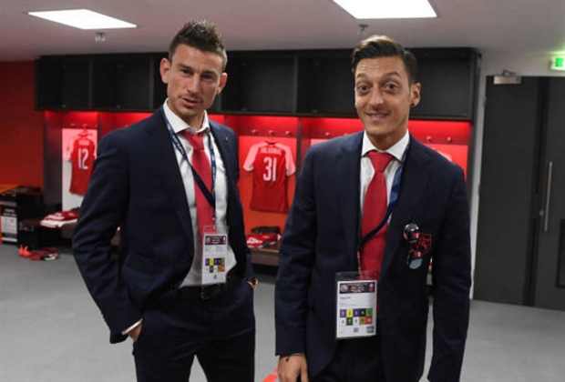 Trái ngược hoàn toàn với ngôi sao người Chile là bộ đôi Laurent Koscielny và Mesut Ozil.