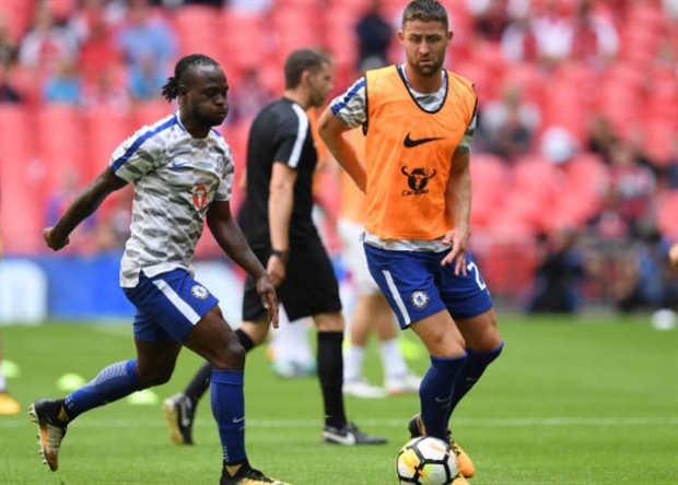 Các cầu thủ của Chelsea lúc này cũng đã bắt đầu khởi động.