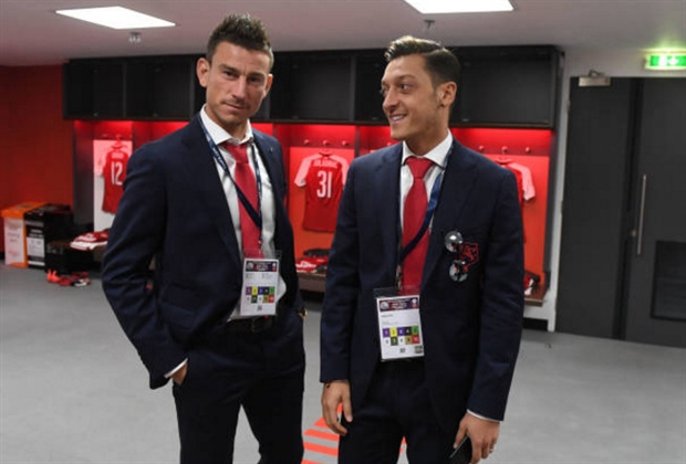 2 ngôi sao này tỏ ra rất thích thú với hàng loạt bức ảnh 'tự sướng' cùng nhau.