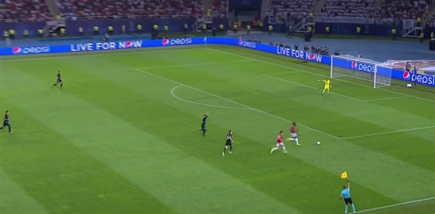 Vậy mà tiền đạo người Bỉ vẫn lao lên cướp banh của Herrera và khiến Quỷ Đỏ mất đi một cơ hội ghi bàn rõ rệt.