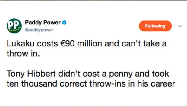 Lukaku cũng đã bị đem ra làm trò cười khi lóng ngóng ném biên ở một tình huống khác.