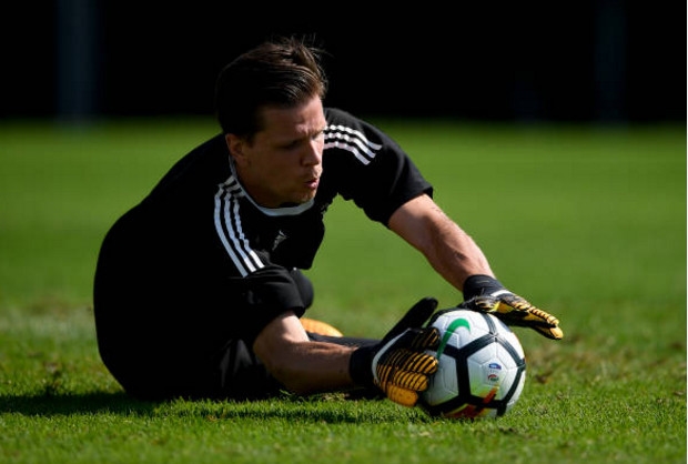 'Số 2' Szczęsny cũng không hề thua kém Buffon.