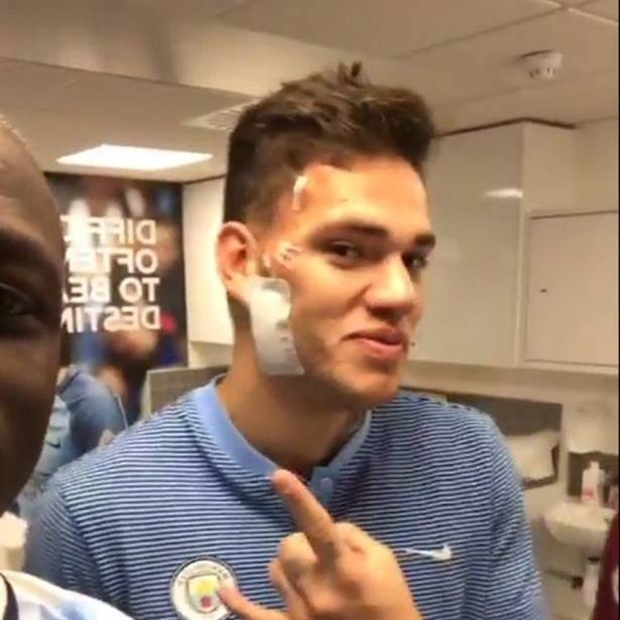 Thủ thành người Brazil dường như không chịu bất cứ di chấn nào sau pha va chạm với Sadio Mane.