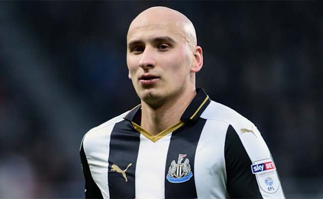 Người cũ của Liverpool bị gãy tay vì ngăn đồng đội đánh nhau - Bóng Đá